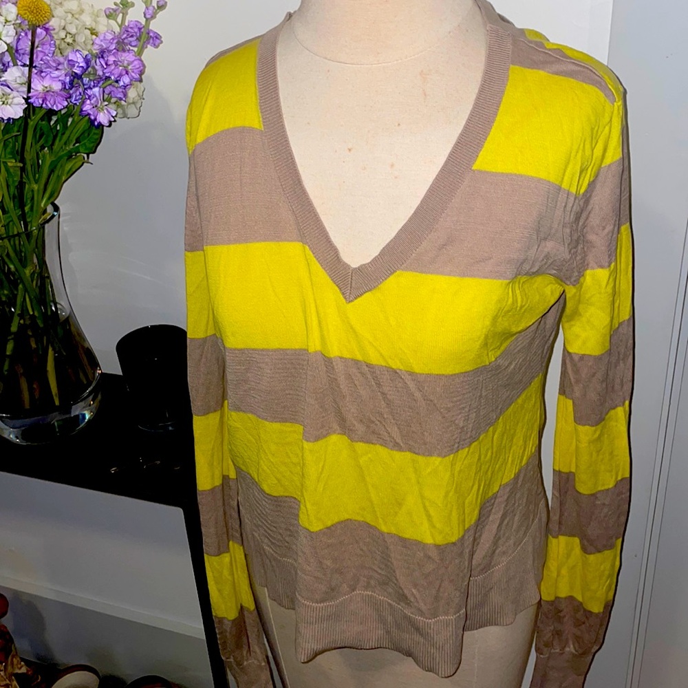 BCBGMAXAZRIA YELLOW AND TAN STRIPE TOP WITH OPEN BACK